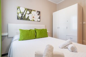 3 bedrooms, iron/ironing board, WiFi, bed sheets - Apartment 'Piedra Preciosa' with Balcony, Wi-Fi and Air Conditioning (Sevilla)