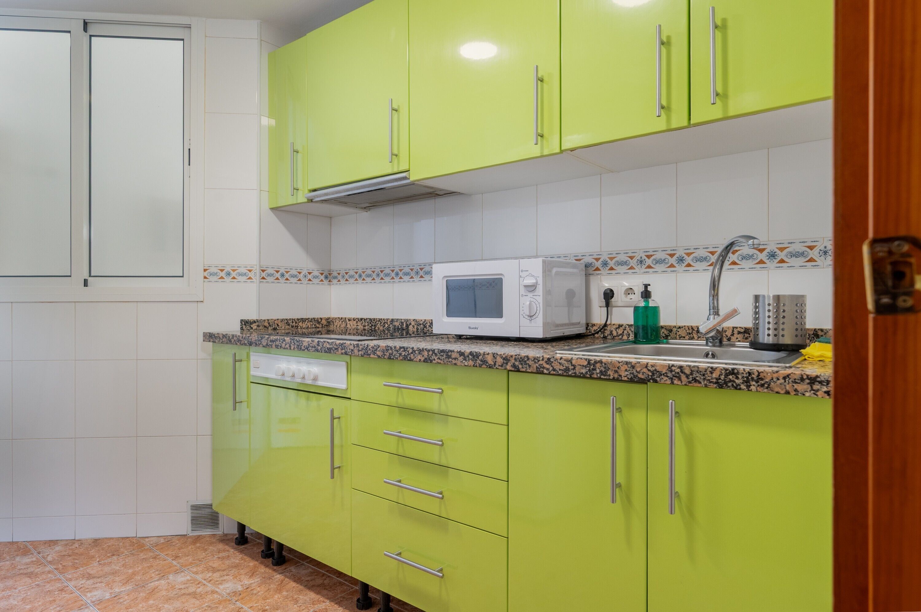 Réfrigérateur, micro-ondes, plaque de cuisson, lave-vaisselle