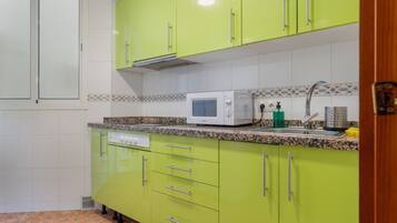 Réfrigérateur, micro-ondes, plaque de cuisson, lave-vaisselle