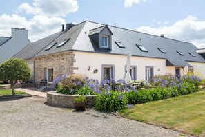 Exterior - Holiday Home 'Ty An Aod - Vue Mer' with Private Terrace, Shared Garden and Wi-Fi (Kerlaz)