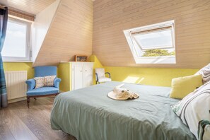 2 bedrooms, iron/ironing board, WiFi, bed sheets - Holiday Home 'Ty An Aod - Vue Mer' with Private Terrace, Shared Garden and Wi-Fi (Kerlaz)