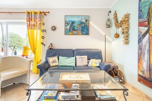 TV - Holiday Home 'Ty An Aod - Vue Mer' with Private Terrace, Shared Garden and Wi-Fi (Kerlaz)