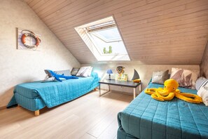 2 bedrooms, iron/ironing board, WiFi, bed sheets - Holiday Home 'Ty An Aod - Vue Mer' with Private Terrace, Shared Garden and Wi-Fi (Kerlaz)