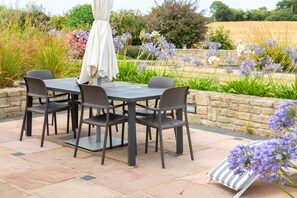 Outdoor dining - Holiday Home 'Ty An Aod - Vue Mer' with Private Terrace, Shared Garden and Wi-Fi (Kerlaz)