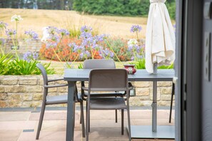 Outdoor dining - Holiday Home 'Ty An Aod - Vue Mer' with Private Terrace, Shared Garden and Wi-Fi (Kerlaz)