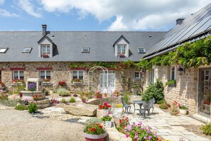 Exterior - Holiday Home 'Ty An Aod - Vue Mer' with Private Terrace, Shared Garden and Wi-Fi (Kerlaz)