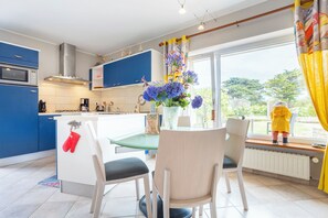 Fridge, microwave, oven, stovetop - Holiday Home 'Ty An Aod - Vue Mer' with Private Terrace, Shared Garden and Wi-Fi (Kerlaz)