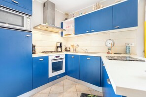 Refrigerador, microondas, horno, placa de cocina