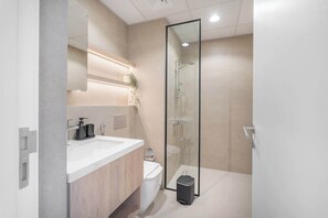 Dusche, Haartrockner, Handtücher