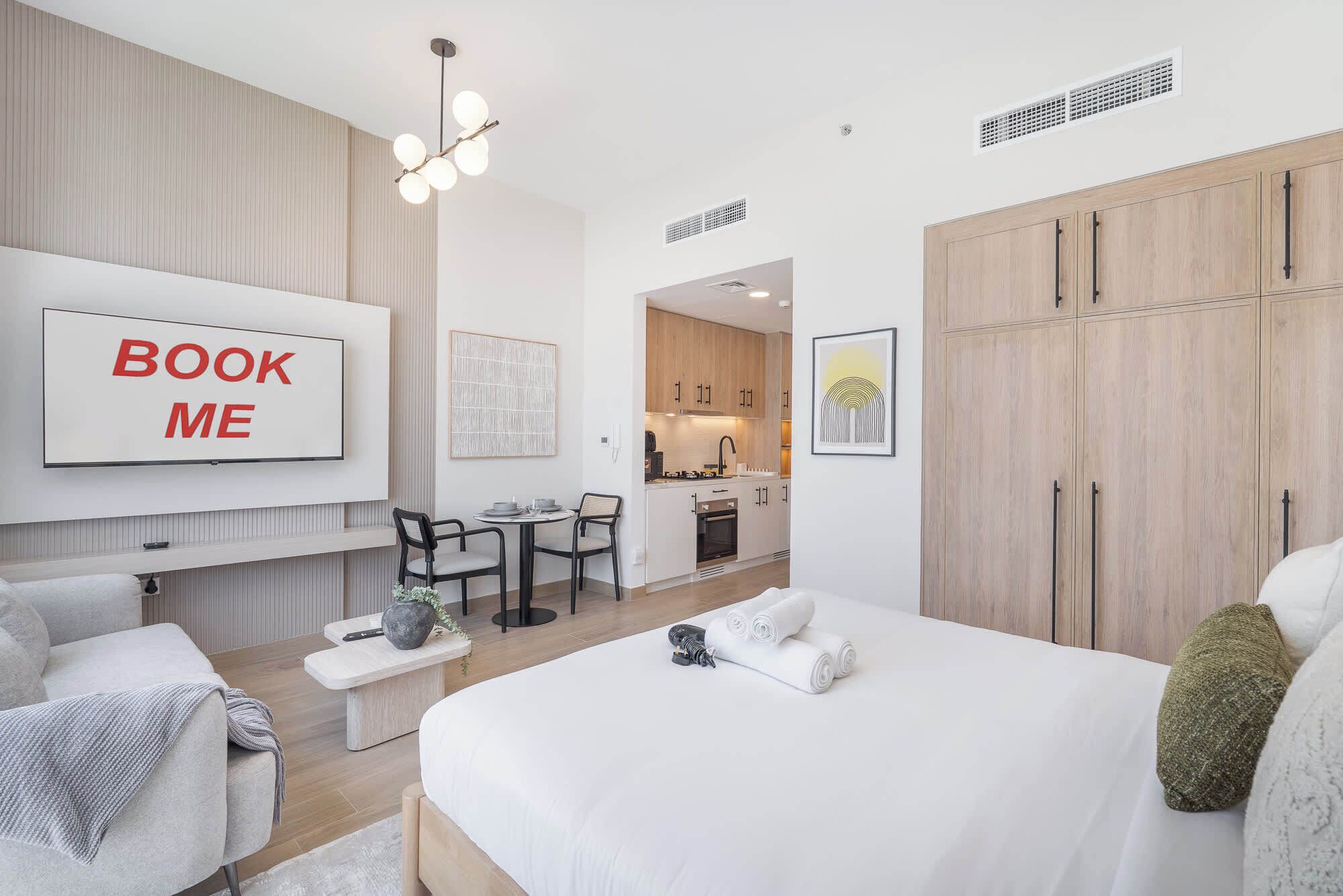 Tabla de planchar con plancha, wifi y ropa de cama 