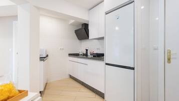 Réfrigérateur, micro-ondes, plaque de cuisson, cafetiÚre/bouilloire