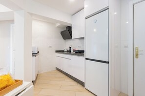 Geladeira, micro-ondas, cooktop, cafeteira/chaleira