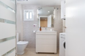Shower, towels - Apartment 'Fedriani' with Wi-Fi and Air Conditioning (Sevilla)