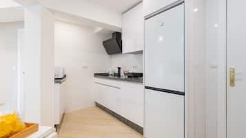 Réfrigérateur, micro-ondes, plaque de cuisson, cafetiÚre/bouilloire