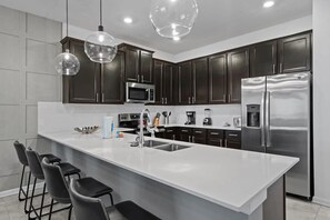 Kjøleskap, mikrobølgeovn, ovn og oppvaskmaskin