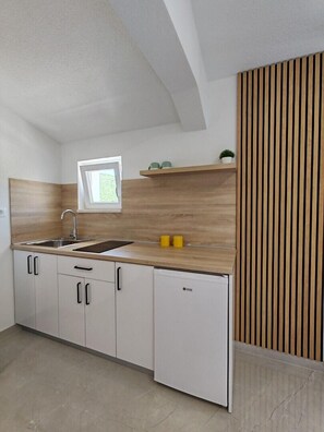 Fridge, stovetop