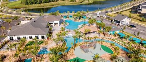 Een binnenzwembad en een buitenzwembad