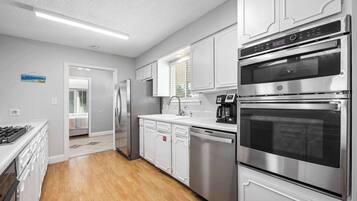 House, Multiple Beds, Patio (Harbor Seahorse) | Private kitchen | Fridge, microwave, oven, stovetop