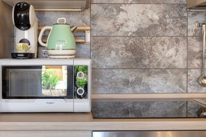 Geladeira, micro-ondas, fogão, cooktop