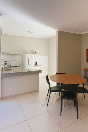 Vila premium | Cozinha privada | Geladeira, micro-ondas, liquidificador, máquina de waffle