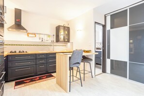 Een koelkast, een microgolfoven, een oven, een kookplaat