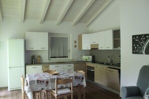 Een microgolfoven, een oven, een vaatwasser