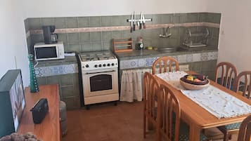 Een koelkast, een magnetron, een oven, een kookplaat