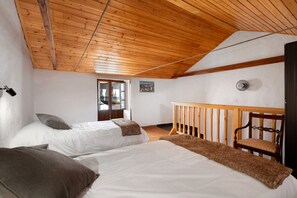 4 habitaciones, tabla de planchar con plancha, wifi y ropa de cama