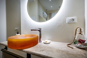 Habitación individual básica, vistas al jardín | Caja fuerte, tabla de planchar con plancha, wifi gratis