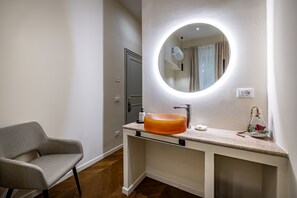 Habitación individual básica, vistas al jardín | Caja fuerte, tabla de planchar con plancha, wifi gratis