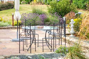 Outdoor dining - Holiday Home 'Ty Kreis - Vue Mer' with Private Terrace, Shared Garden and Wi-Fi (Kerlaz)