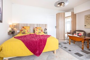 1 bedroom, iron/ironing board, WiFi, bed sheets - Holiday Home 'Ty Kreis - Vue Mer' with Private Terrace, Shared Garden and Wi-Fi (Kerlaz)