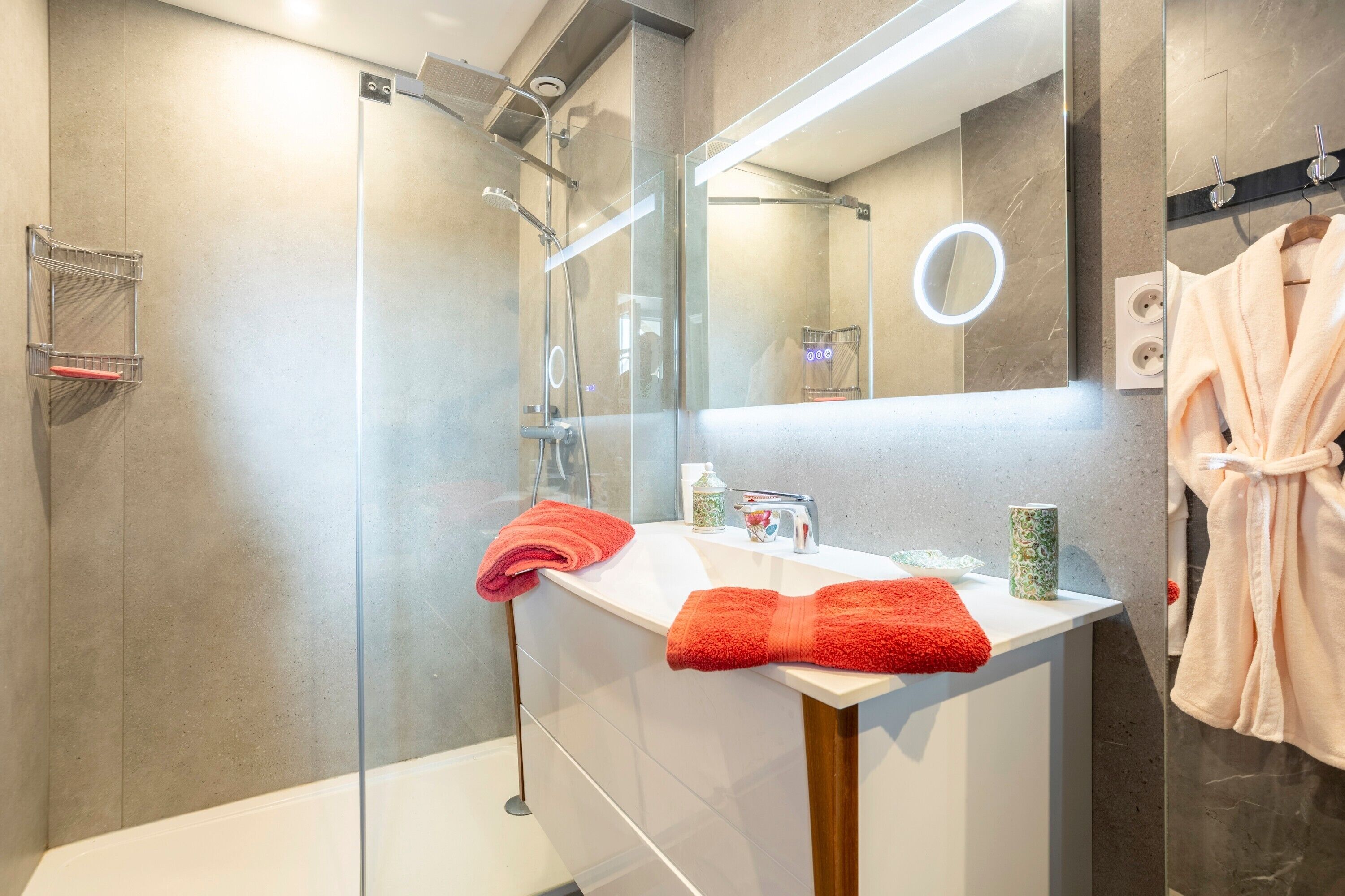 Een douche, een haardroger, handdoeken