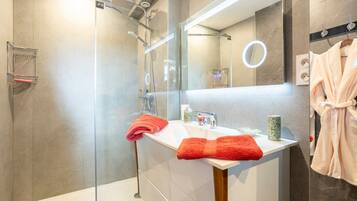 Een douche, een haardroger, handdoeken