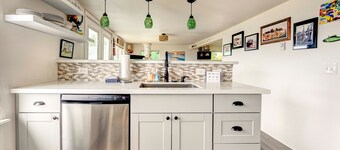 Updated Waterfront Cottage w/ Bay Views