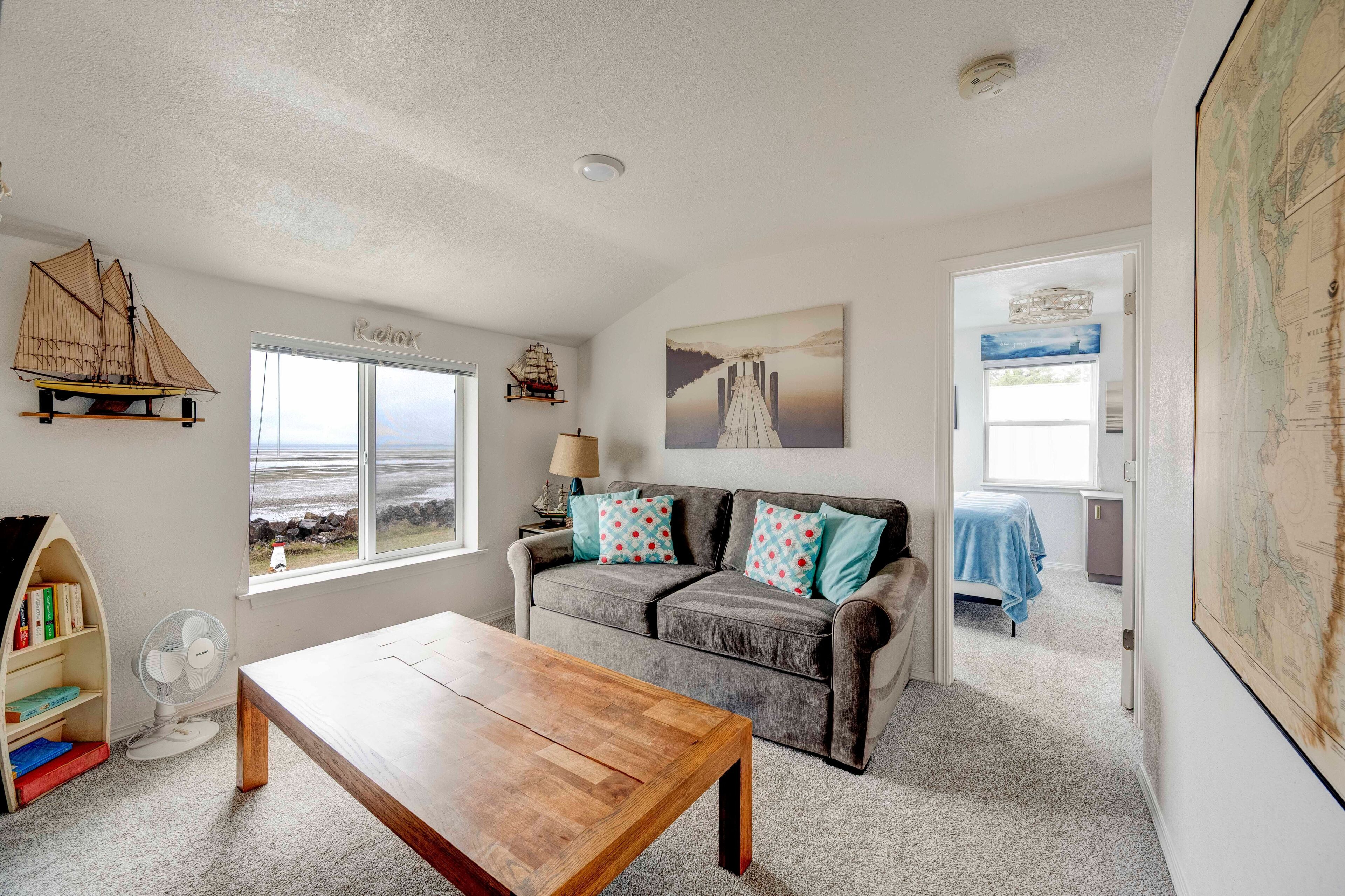 Téléviseur, foyer, livres