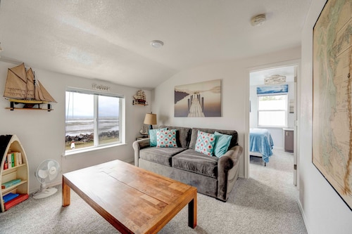 Updated Waterfront Cottage w/ Bay Views