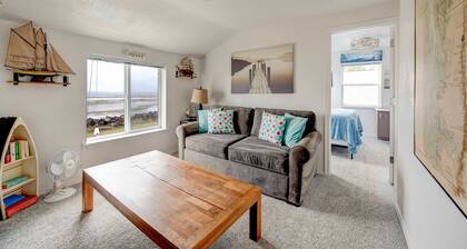 Updated Waterfront Cottage w/ Bay Views