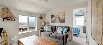 Updated Waterfront Cottage w/ Bay Views