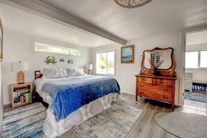 2 bedrooms, desk, iron/ironing board, WiFi