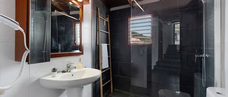 Dusche, Haartrockner, Handtücher