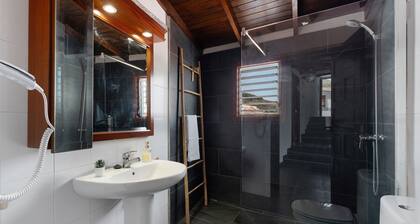 Ferienhaus 'Fagundo' mit Bergblick, privater Terrasse und Wi-Fi