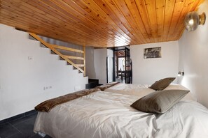 3 habitaciones, tabla de planchar con plancha, wifi y ropa de cama