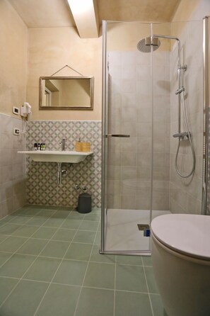 Ducha, secador de pelo, bidet, toallas