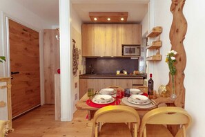 Microwave, stovetop, cookware/dishes/utensils, dining tables