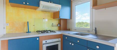 Fridge, oven, stovetop, coffee/tea maker