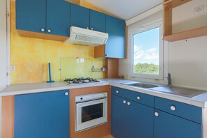 Kühlschrank, Ofen, Herdplatte, Wasserkocher mit Kaffee-/Teezubehör