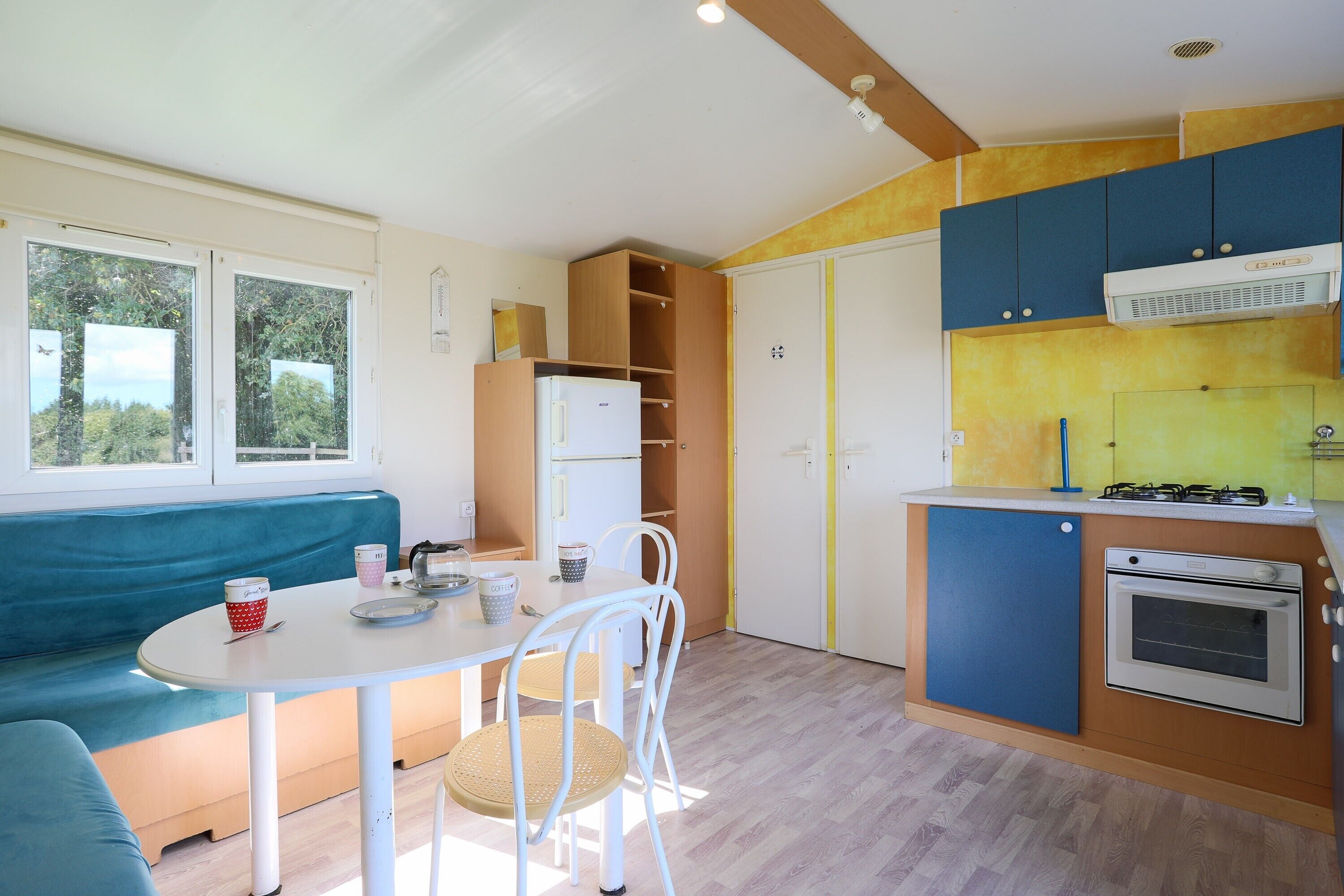 Fridge, oven, stovetop, coffee/tea maker