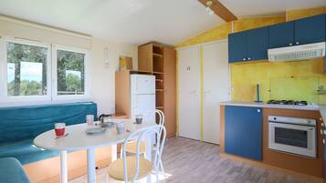 Fridge, oven, stovetop, coffee/tea maker