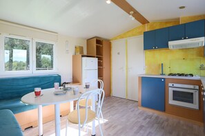 Refrigerador, horno, parrilla de estufa y cafetera y tetera 